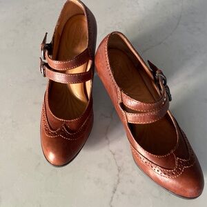 Classic Oxford heels.